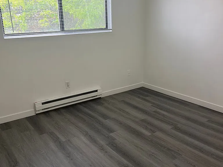 527 Summit Ave E — Photo 16