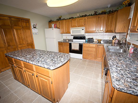 3rd image of 7521 Skyview Dr