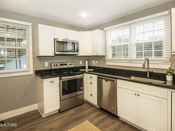 3rd image of 3538 Feathers St