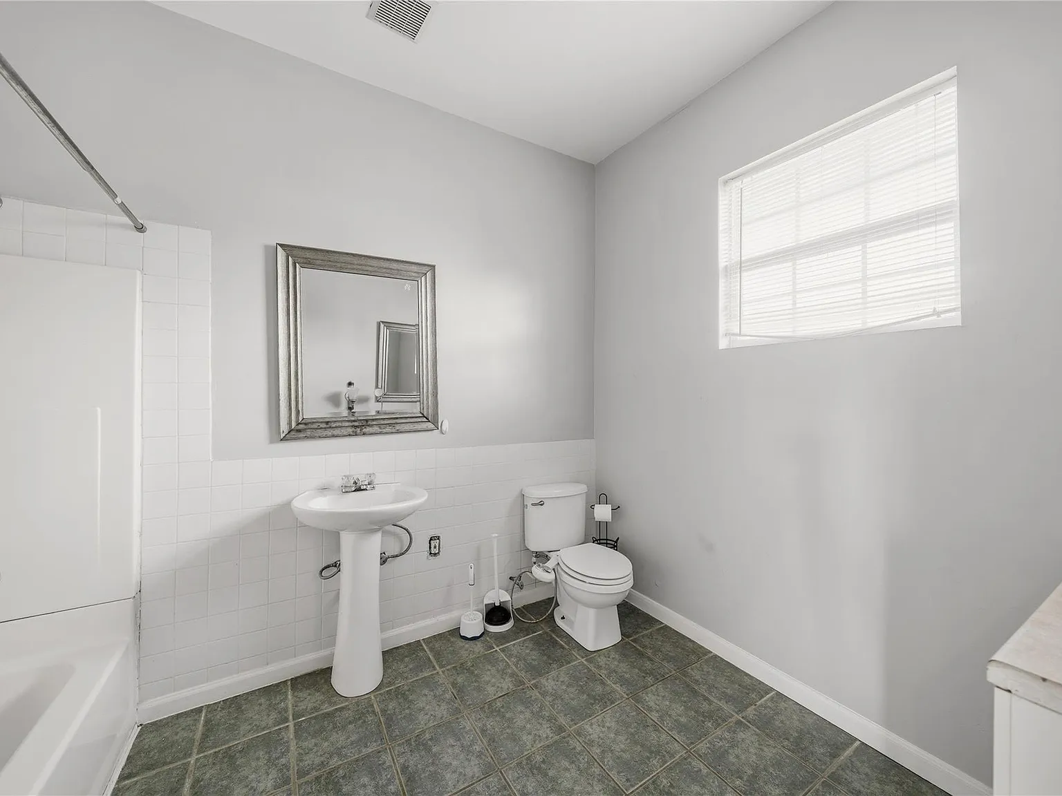 4 bed, 2.0 bath, 1648 sqft, $2,400 — Photo 3