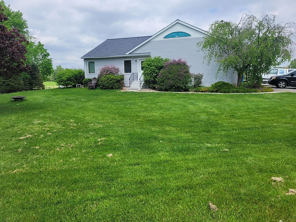 Front entrance.
New front steps, siding and windows
This shows the country setting