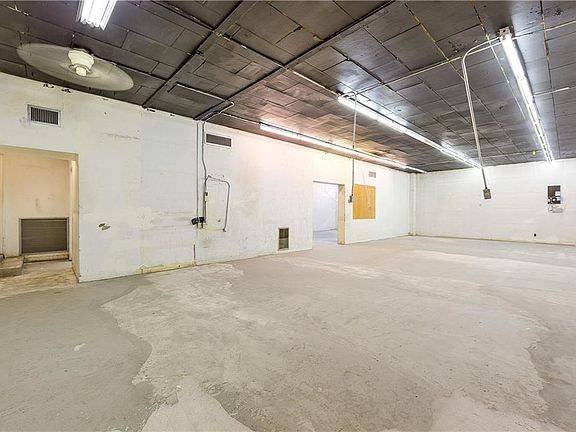 3rd image of 2531 E Yandell Dr