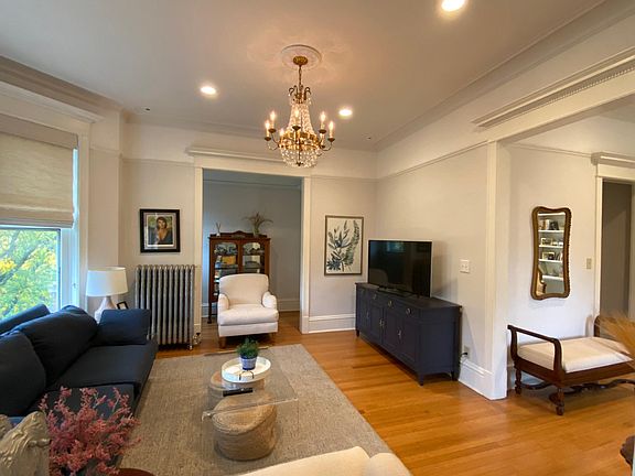 5th image of 1059 W Oakdale Ave APT 3