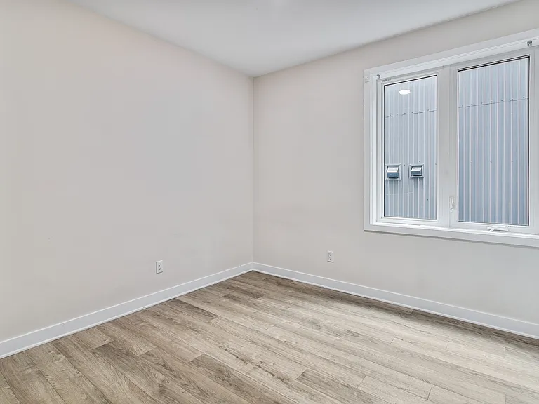 296 Somerset St E — Photo 8