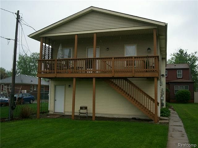 2nd image of 384 Riverbank St