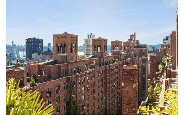 Sold by Douglas Elliman | media 21