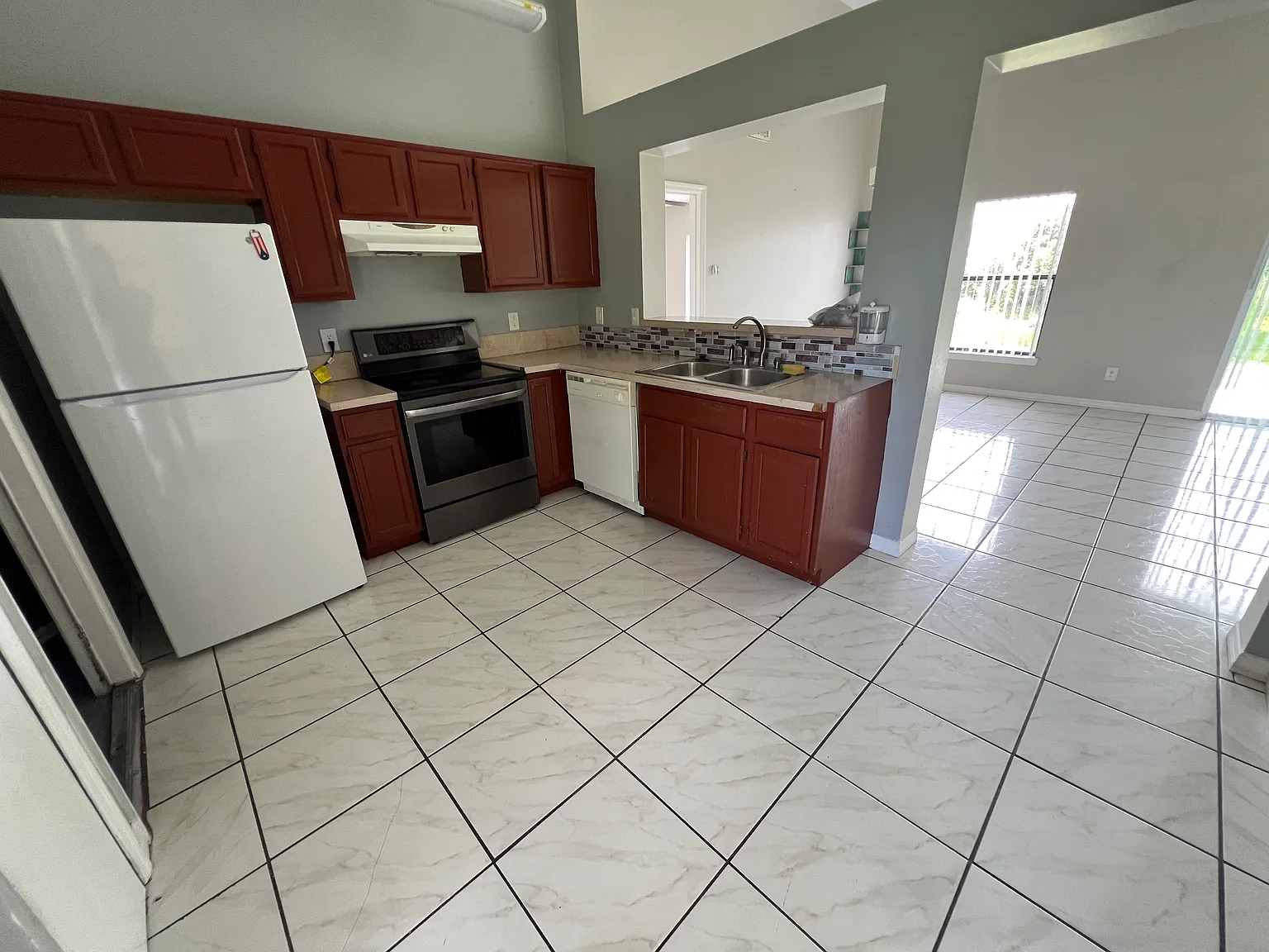 3 bed, 1176 sqft, $2,000 — Photo 2