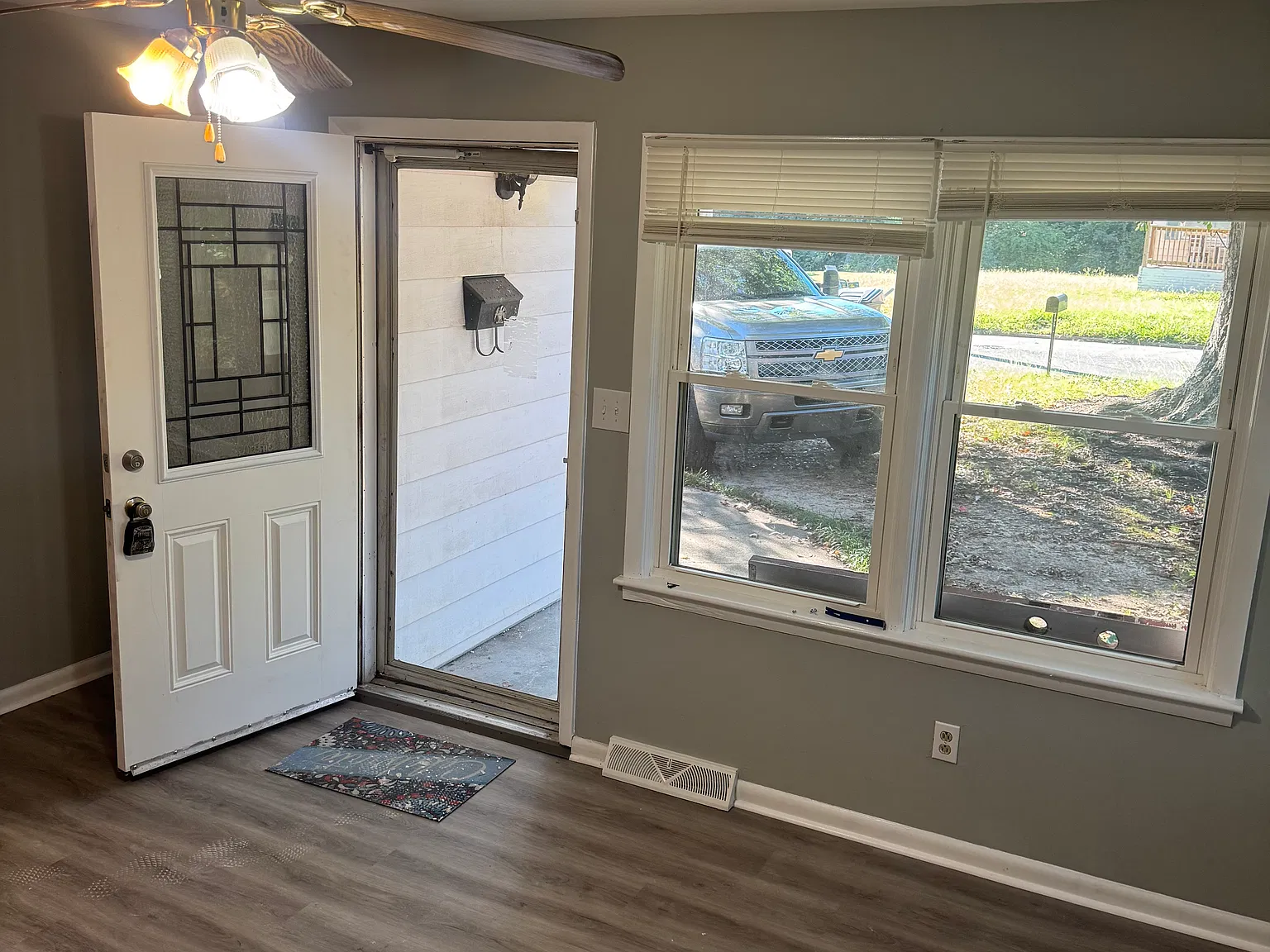 3 bed, 1001 sqft, $1,500 — Photo 2