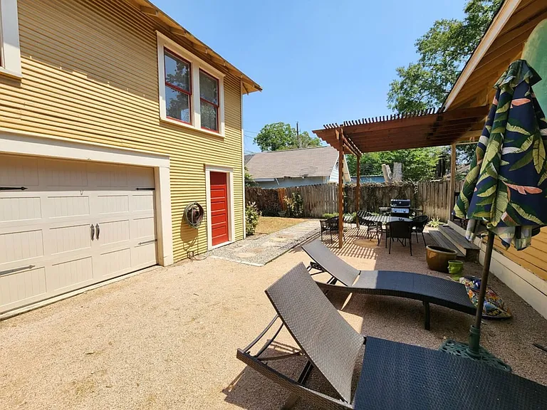 E 11th 1/2 St — Photo 27