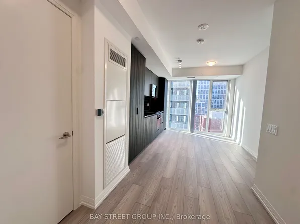 400 King St W, Toronto, ON