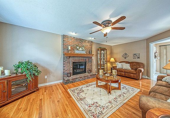 5th image of 159 Autumn Hill Dr