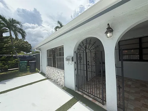 8805 SW 43rd Ter Photo 1