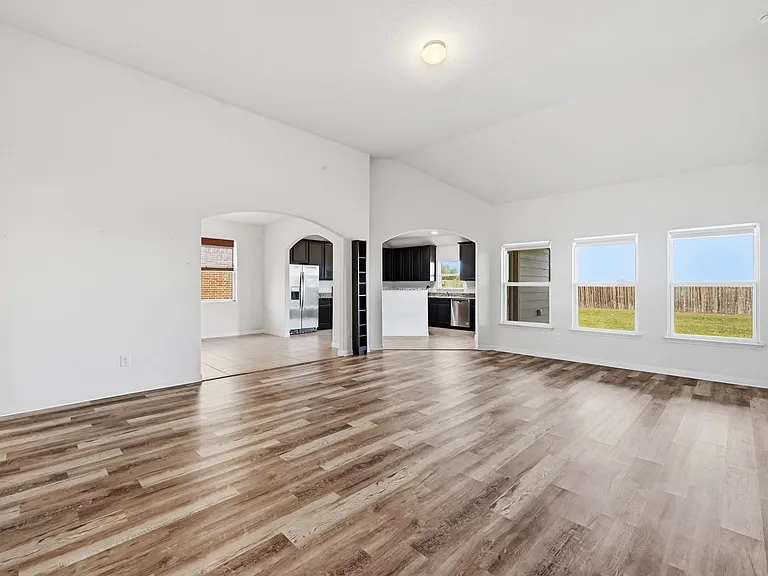 1216 Violet Ln — Photo 2