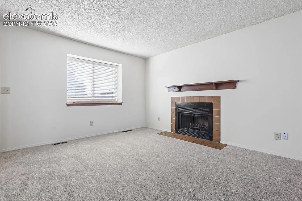 2 bed, 1.5 bath, 960 sqft, $1,300 — Photo 3