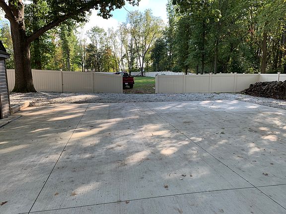 vinyl fencing-drive gate