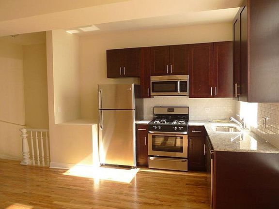 4th image of 1316 N Wood St #A
