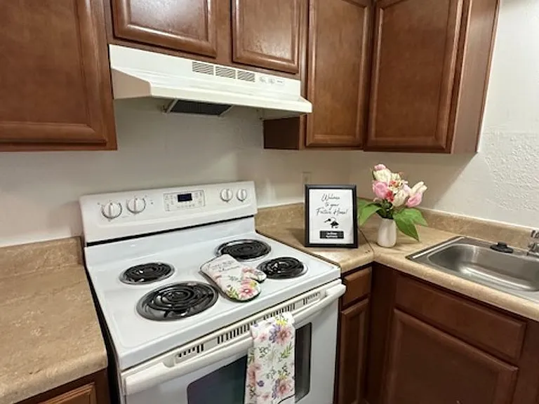 Las Brisas Apartments — Photo 23