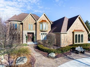 4129 Ridge Side Dr, Rochester, MI 48306