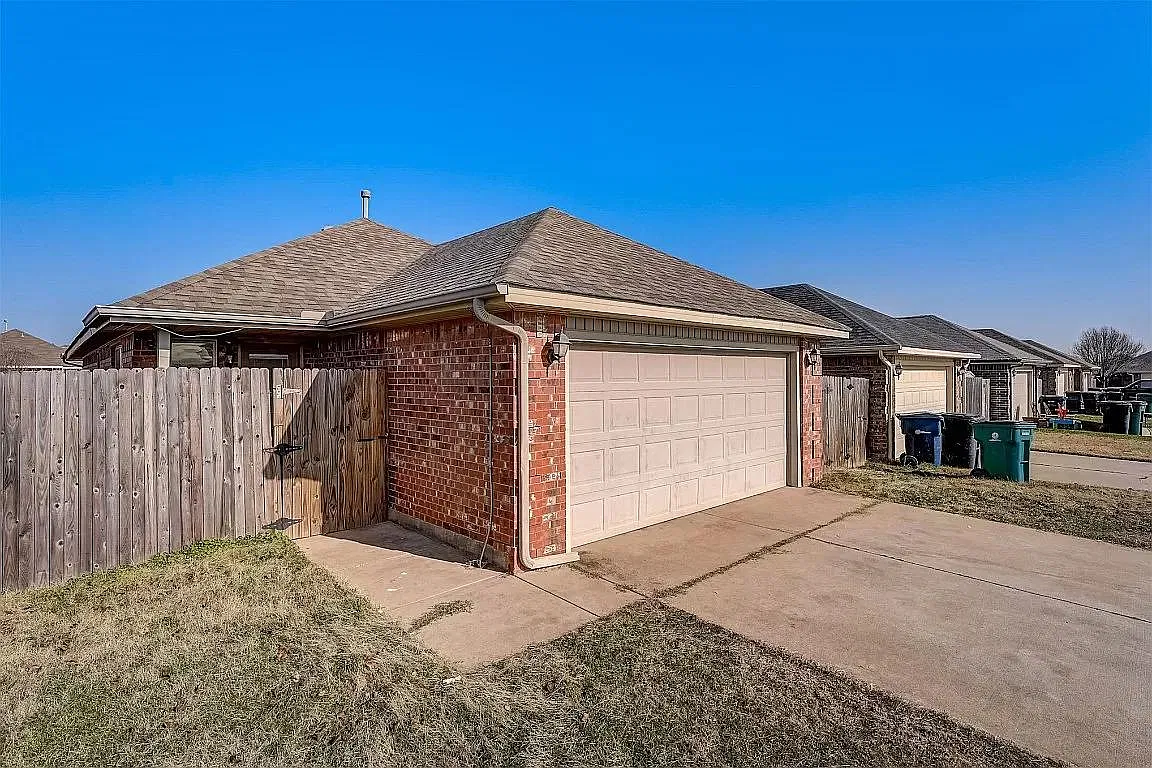 3 bed, 1211 sqft, $1,350 — Photo 2