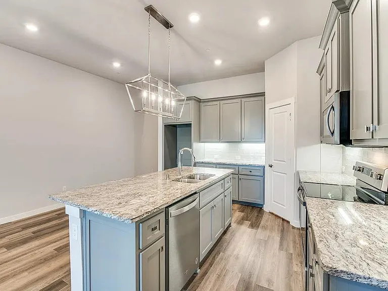 627 Oakridge Dr — Photo 4