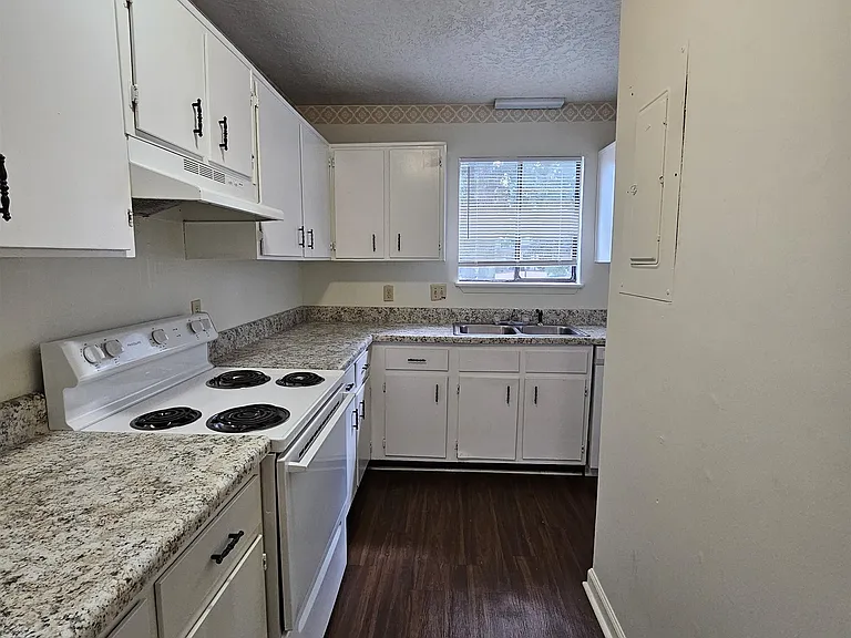 196 Locke St #D — Photo 20