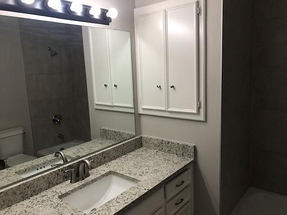 4th image of 2629 Montclair Ln