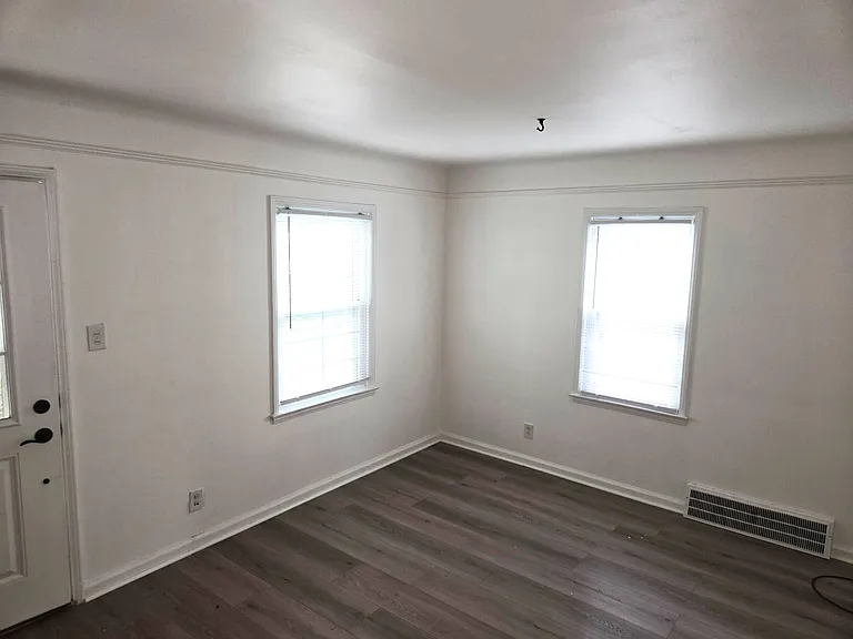 1106 Grove Ave — Photo 4