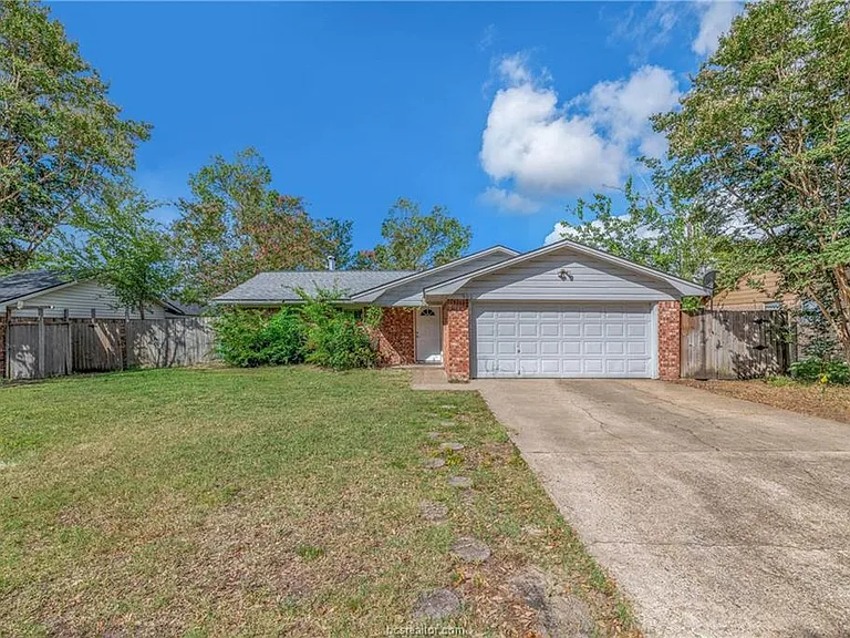 902 Holik Dr — Photo 1