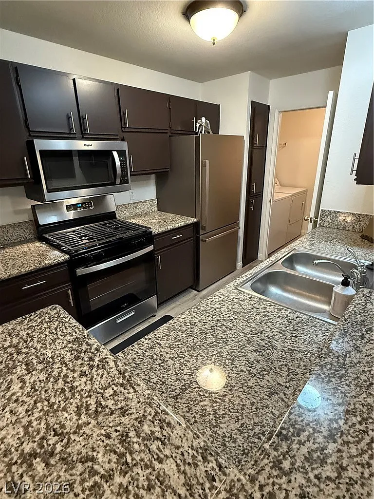 2 bed, 2.0 bath, 1053 sqft, $1,995 — Photo 4
