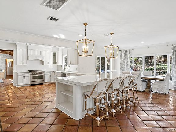 3rd image of 85 Cove Road