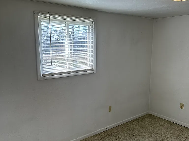 661 Grove Ln — Photo 8