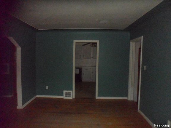 4th image of 16207 Manchester Ave