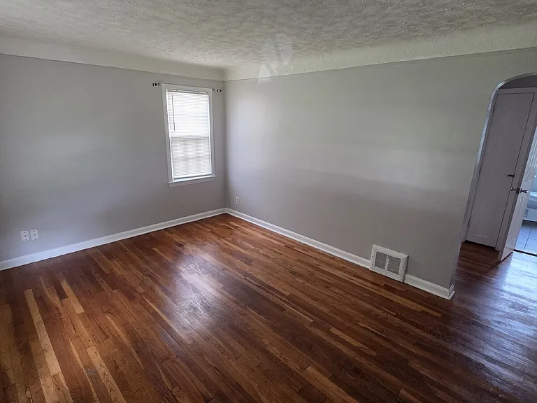 5469 Thomas St — Photo 5