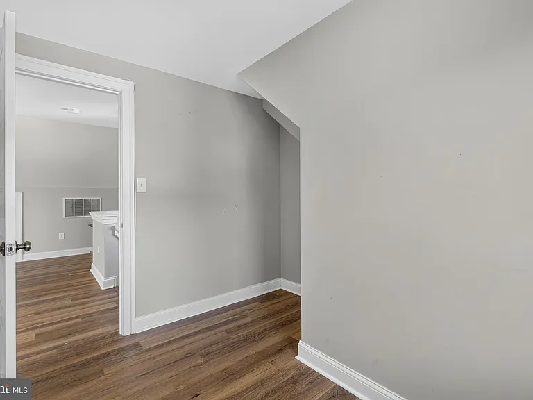 21 E Redman Ave — Photo 60