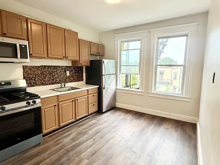 177 Wegman Pkwy — Photo 16