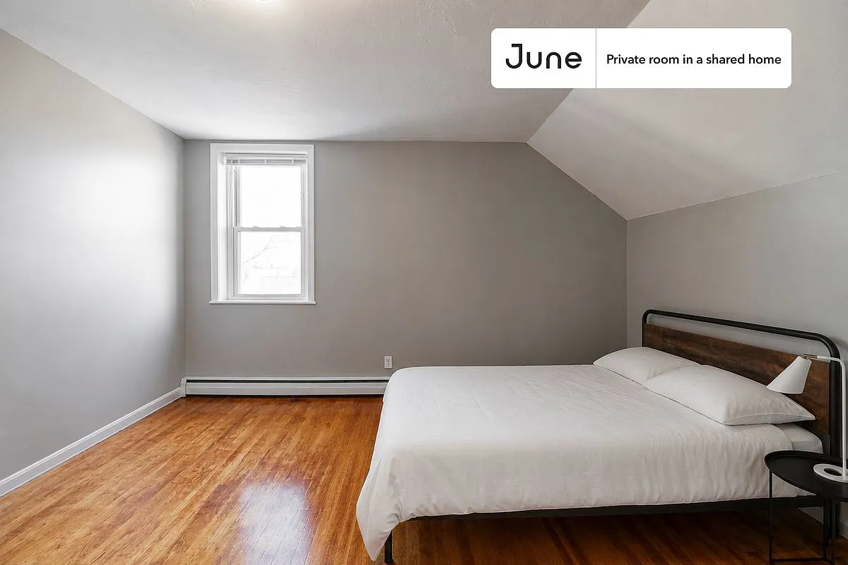 Queen bedroom in 4 bed/2 bath home in Newton Corner #925 C — Photo 1