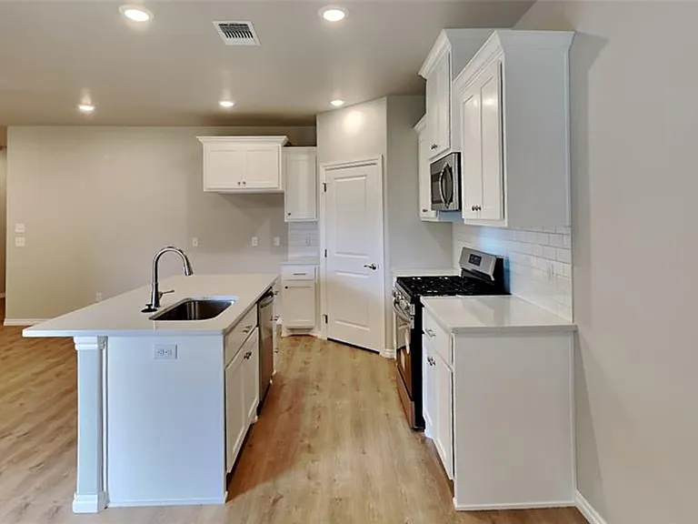 6932 Labelle Dr — Photo 7