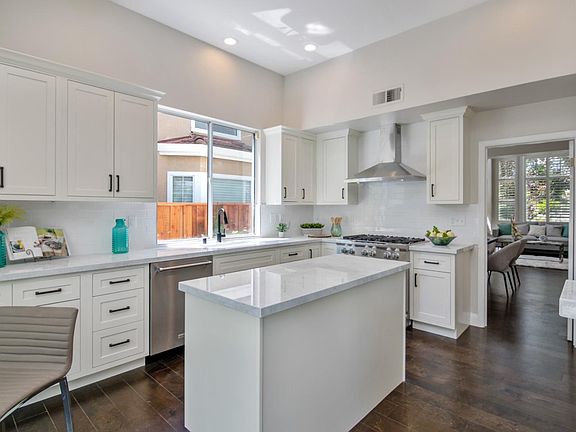 3rd image of 3072 Silverland Dr