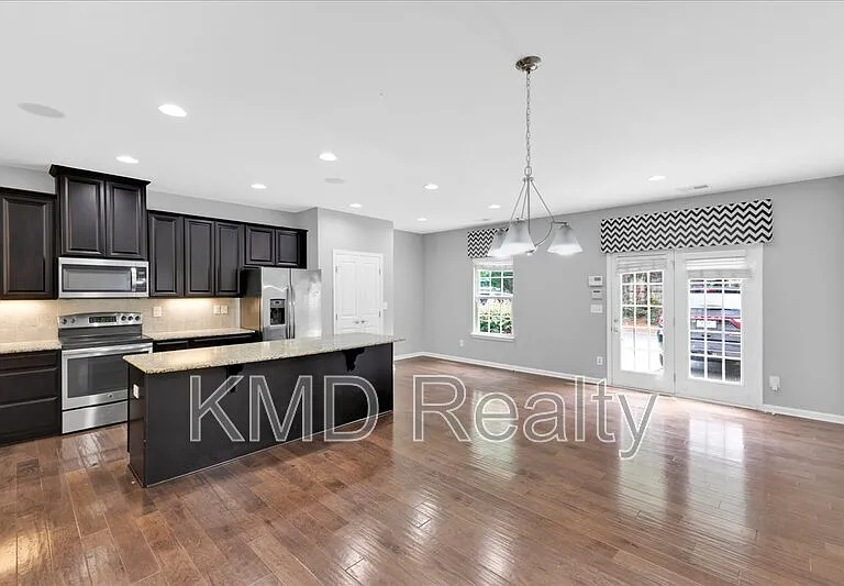 1935 Fleetwood Dr — Photo 3