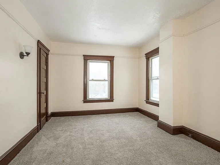 10937 Tacoma Ave — Photo 2