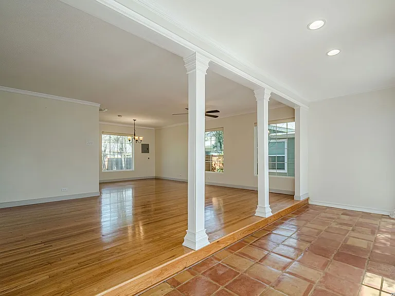 227 Devonshire Dr — Photo 4