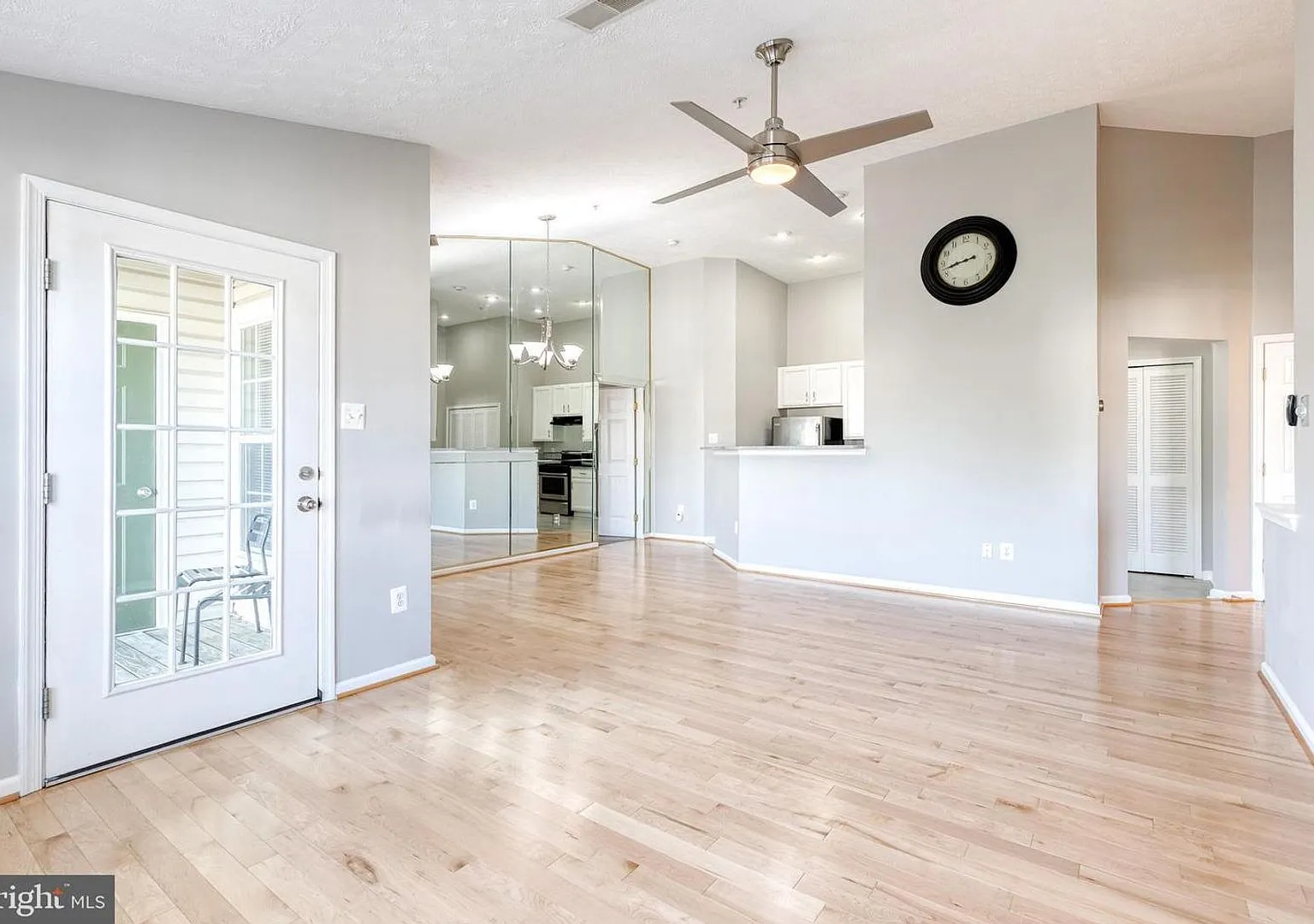 Gorgeous 2bd 2bth Penthouse Condo Completely Updated & Ready To Move In! — Photo 3