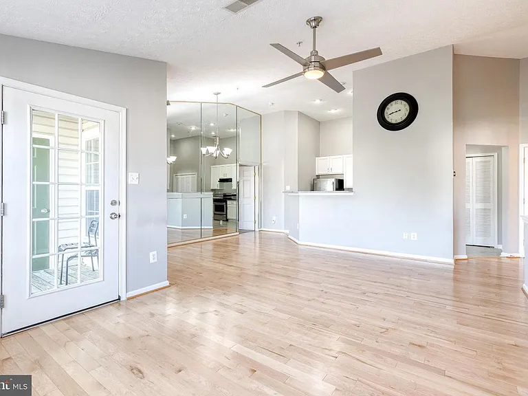 3021 Hunting Ridge Dr — Photo 3