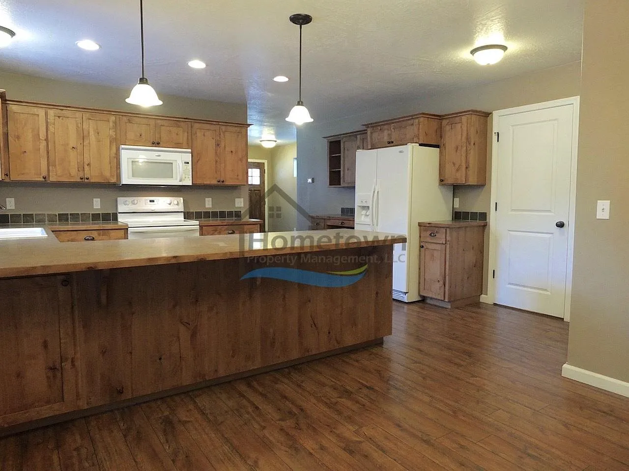 4 bed, 2.5 bath, 1869 sqft, $2,400 — Photo 3