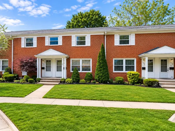 6882 Country Ln, Dearborn Heights, MI 48127