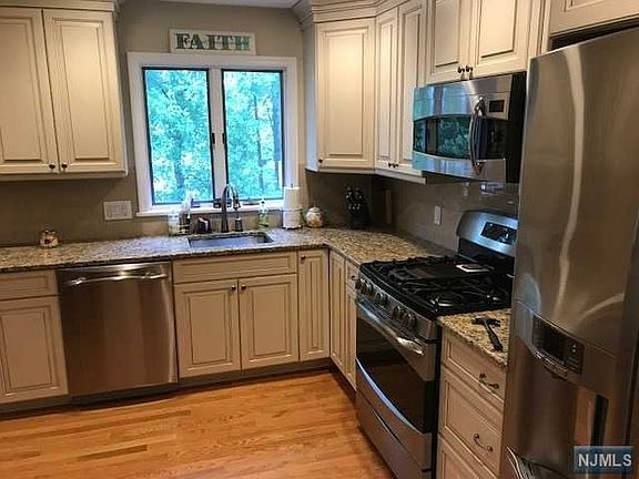 4th image of 142 Highland Ave