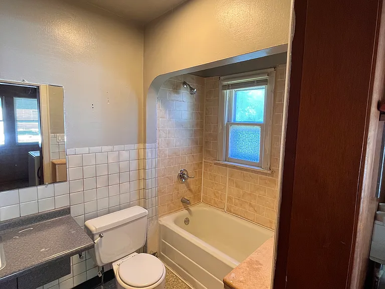 2803 Queen St — Photo 10