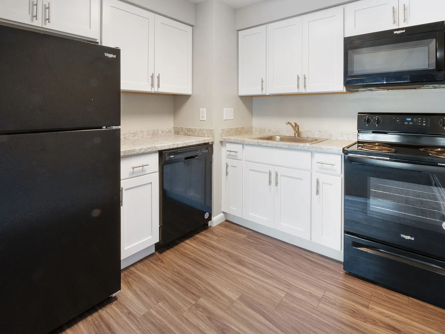 Aston Pointe — Photo 1