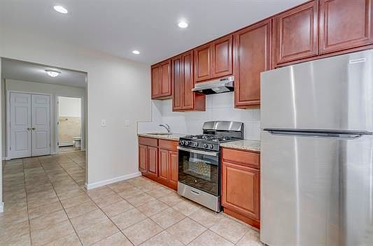 4th image of 103 W 49th St APT 4