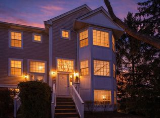 111 Hidden Creek Ln, North Aurora, IL